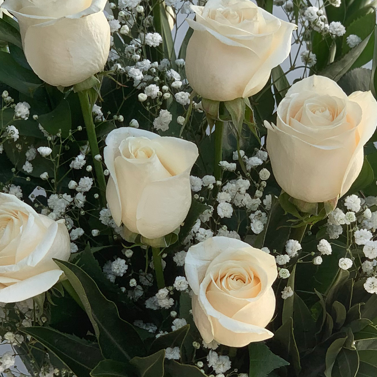 Florero de vidrio de 20 rosas blancas y follaje - Floreria Rosario