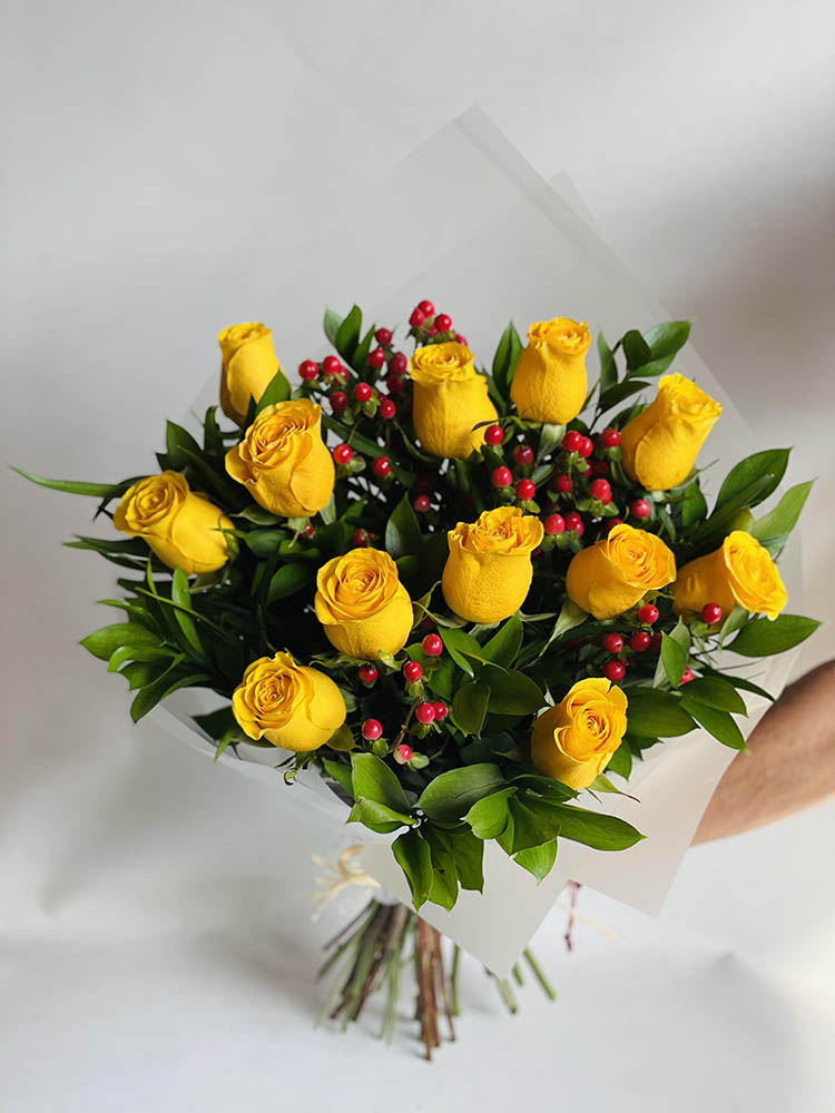 Ramo de 12 Rosas Amarillas mas Follaje - Floreria Rosario