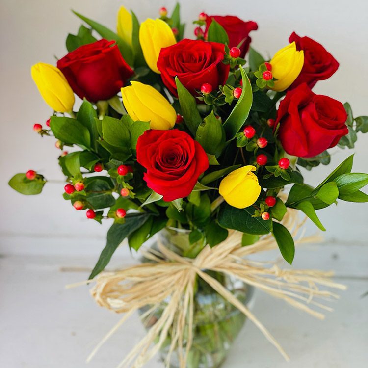 Florero Surtido de Tulipanes Amarillos – Arreglo Completo con Florero de Vidrio