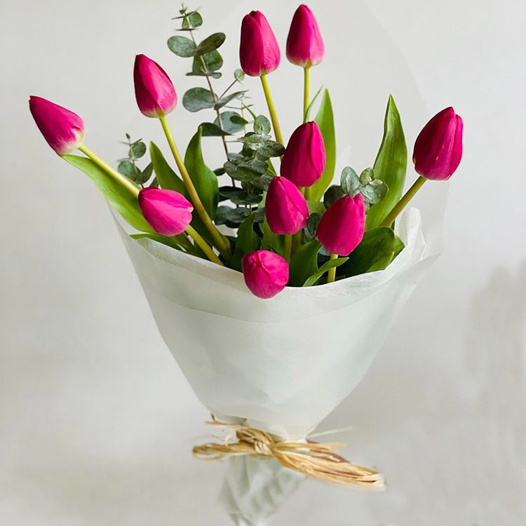 Ramo de Tulipanes Rosados y Mix Verde – Colores y Texturas para un Regalo Especial