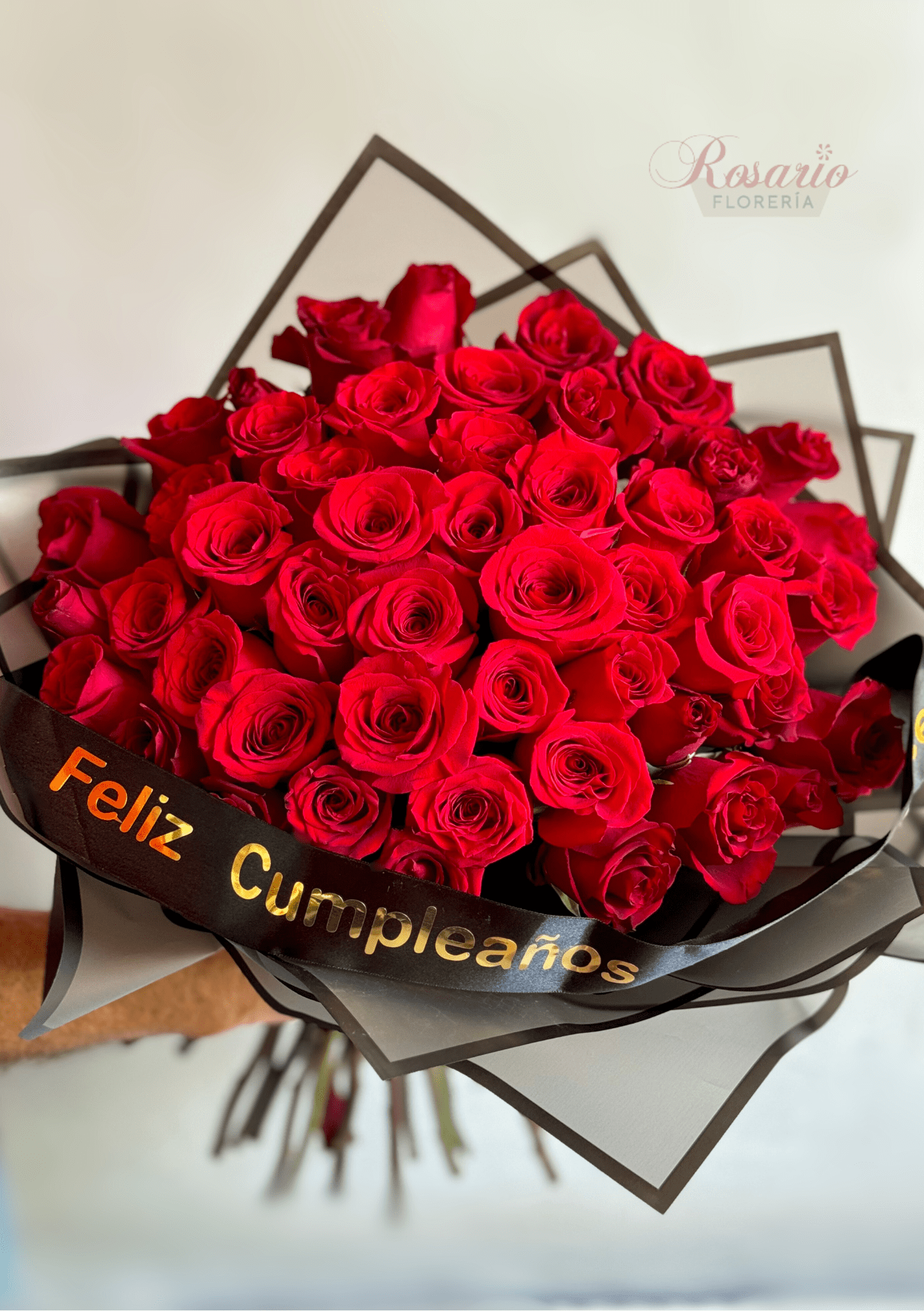 RAMO DE 100 ROSAS EN PAPEL NEGRO