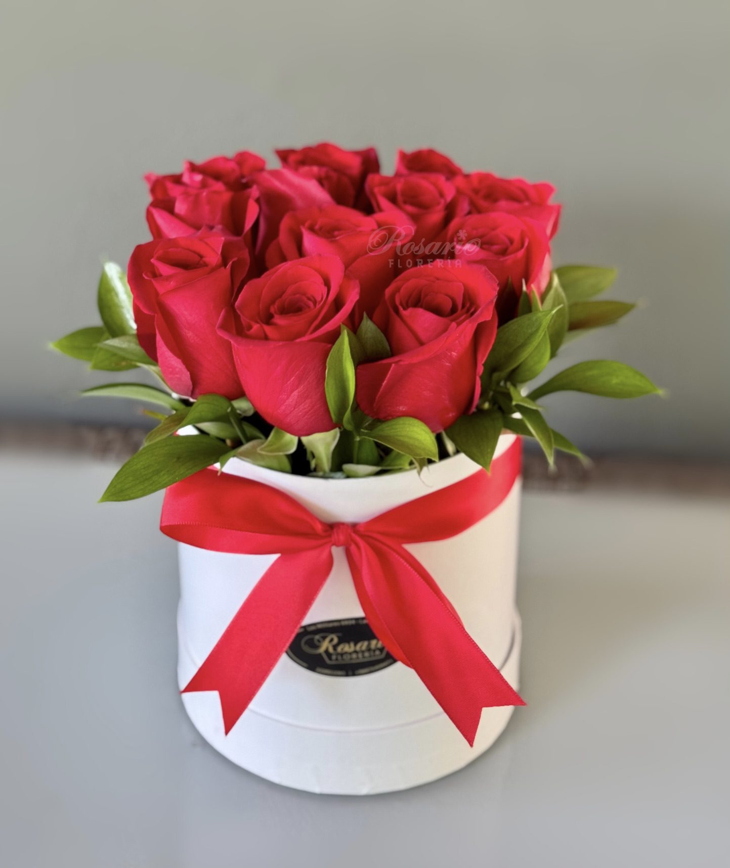Caja Redonda de Rosas Bicolor – Un Regalo Único e Irrepetible