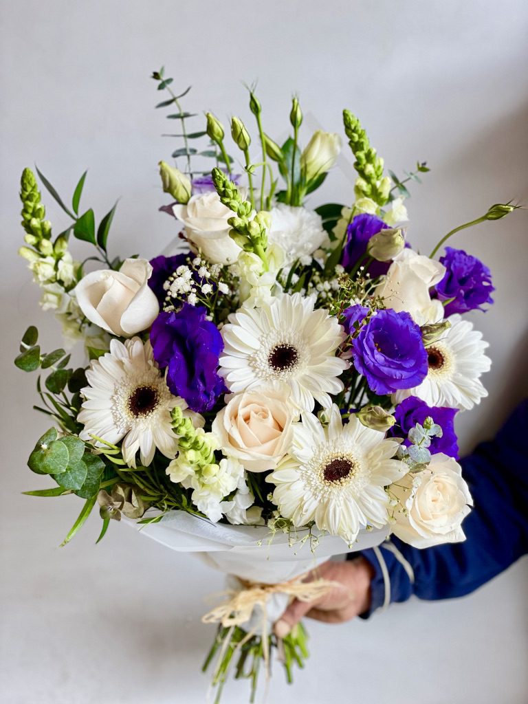 RAMO DE GERBERAS ROSAS AMARILLAS Y TULIPANES BLANCOS