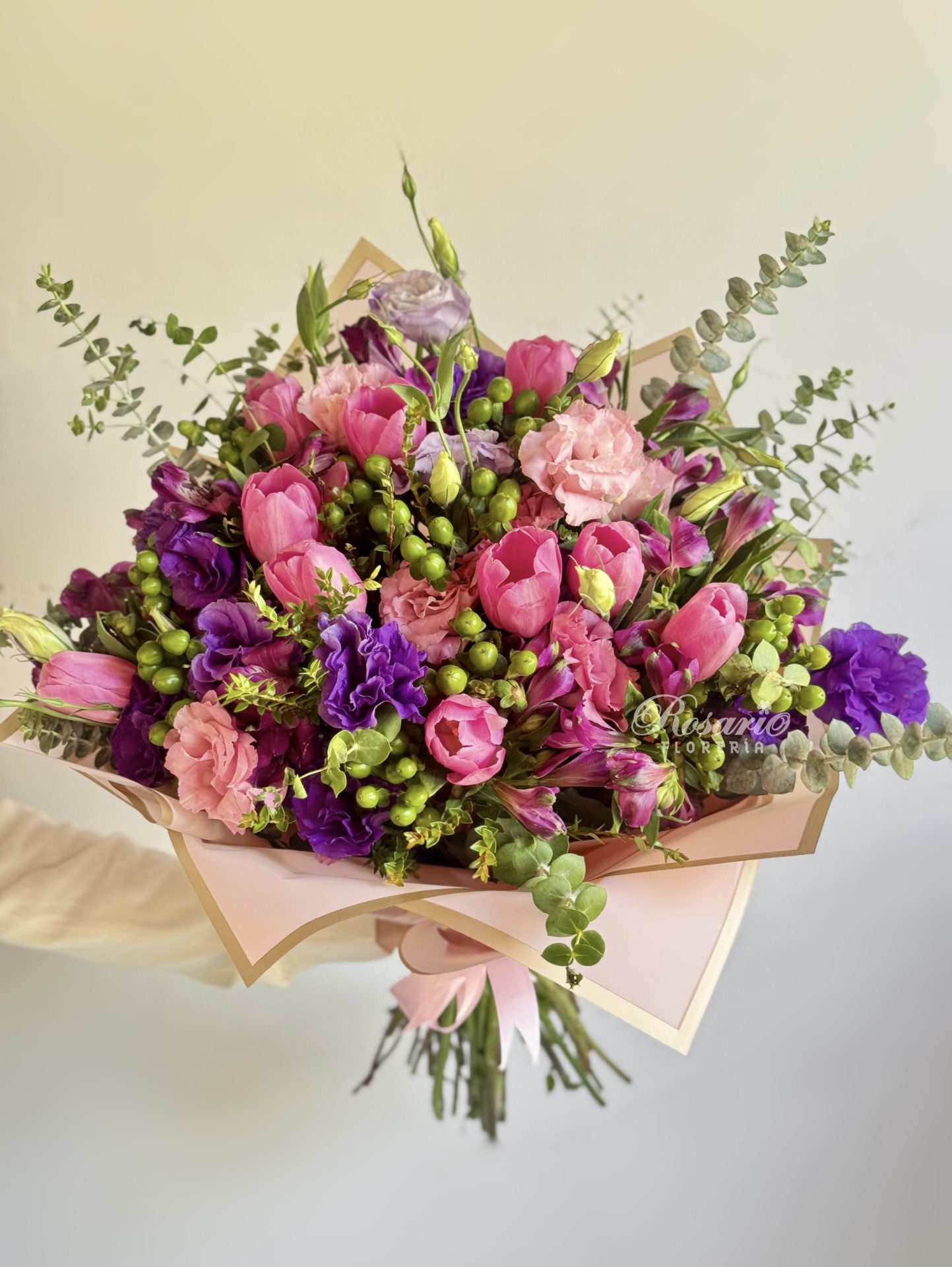 Ramo de Lisianthus, Iris y Tulipanes – Regala Flores Frescas para Ocasiones Especiales