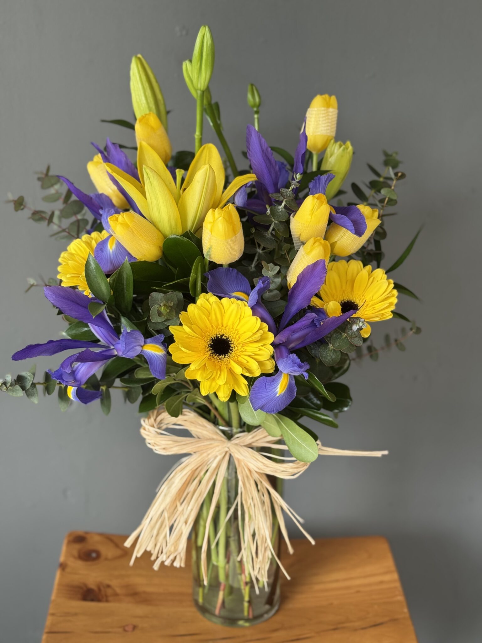 florero de 10 tulipanes, gerberas, mas flores de la estacion